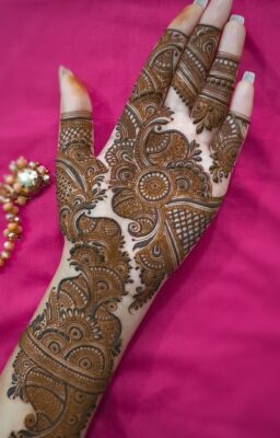 Arabic Mehndi Design is famous for its bold and flowing patterns