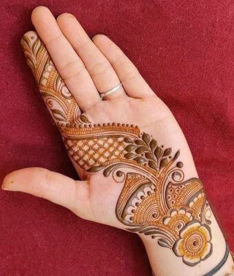 Arabic Mehndi Design is loved for its simple yet bold style