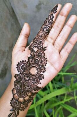 Arabic Mehndi Design looks beautiful with dark henna stain