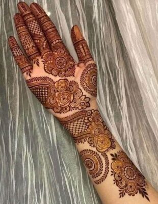 Arabic Mehndi Design looks elegant with floral trails
