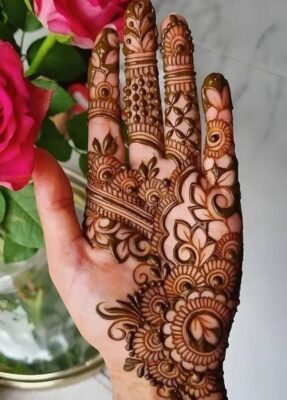 Arabic Mehndi Design matches well with traditional outfits