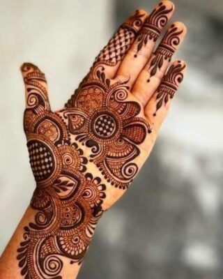 Arabic Mehndi Design uses large flowers and leafy patterns