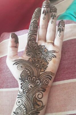 Easy Mehndi Design Front Hand uses light floral motifs
