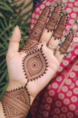 Front Hand Mehndi Design is suitable for small functions