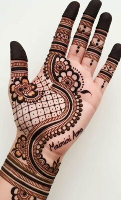 Front Hand Mehndi Design matches well with ethnic jewelry