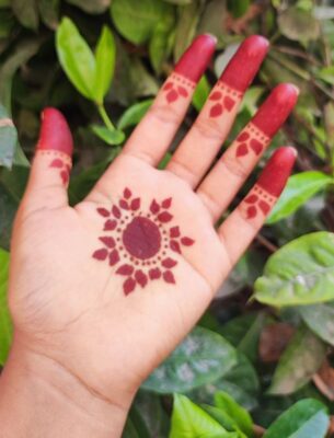Front Hand Simple Mehndi Design gives a neat and elegant look