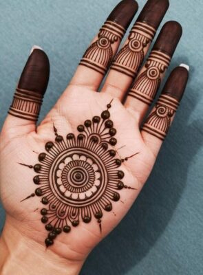 Front Hand Simple Mehndi Design is suitable for engagement ceremonies