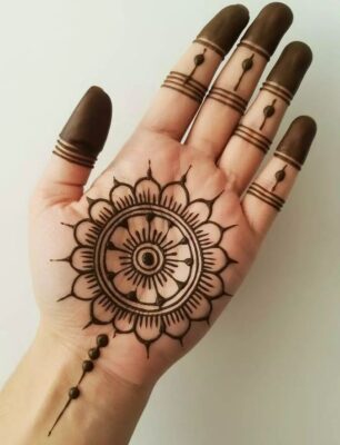 Front Hand Simple Mehndi Design matches well with ethnic outfits