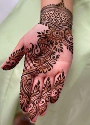 Instagram Stylish Royal Front Hand Mehndi Design is suitable for engagement ceremonies