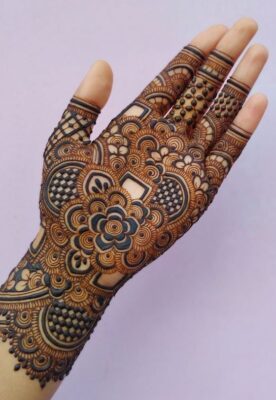 Mehandi Design comes in simple and heavy patterns