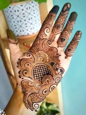 Mehandi Design creates a beautiful artistic touch