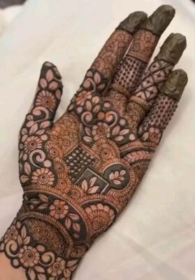 Mehandi Design enhances the charm of traditional outfits