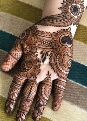 Mehandi Design is simple yet very eye-catching