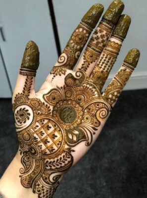 Mehandi Design looks beautiful with dark henna stain