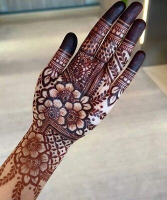 Mehndi Design Easy also suits back hand designs