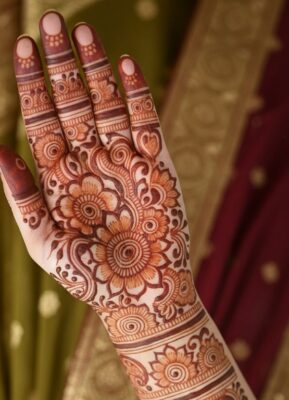 Mehndi Design Easy gives a neat hand look