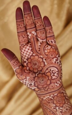 Mehndi Design Easy is ideal for quick functions