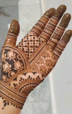 Mehndi Design Easy is loved by young girls