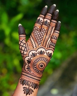 Mehndi Design Photo highlights clean and neat patterns