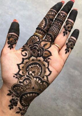 Mehndi Design Simple is ideal for small functions