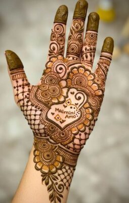 Mehndi Design Simple keeps hands looking stylish