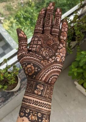 Mehndi Design Simple looks beautiful with light patterns