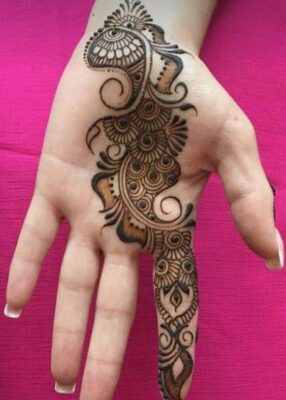 Mehndi Design Simple suits girls of all ages