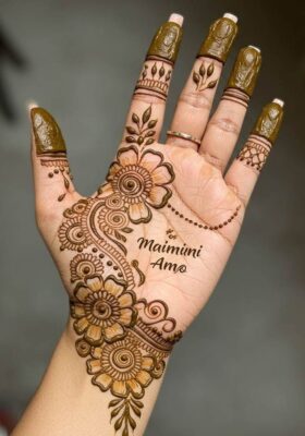 Mehndi Design Simple uses floral and leaf motifs