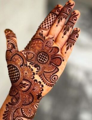 Mehndi Design comes in simple and heavy patterns