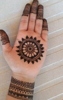 Mehndi Design comes in simple and heavy patterns