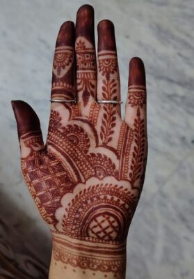 Mehndi Design comes in simple and heavy styles
