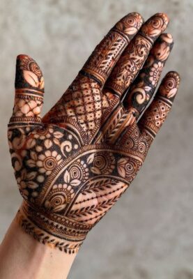 Mehndi Design creates a beautiful artistic touch
