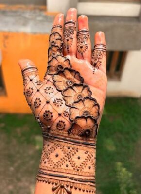 Mehndi Design gives a neat and impressive finish