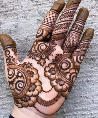 Mehndi Design is simple yet very eye-catching
