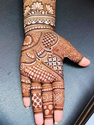Mehndi Design looks beautiful with dark henna stain
