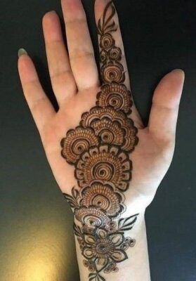 Mehndi Design matches well with traditional jewelry