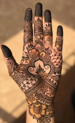 Mehndi Designs look stunning with dark henna color