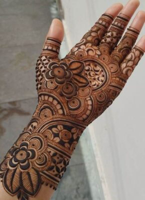New Mehndi Design gives a fresh and modern look