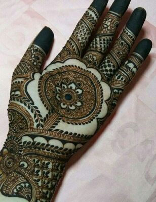 New Mehndi Design includes floral and leaf motifs