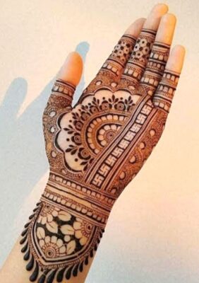 New Mehndi Design is trending among young girls