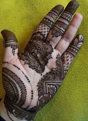 New Mehndi Design looks beautiful with dark henna stain