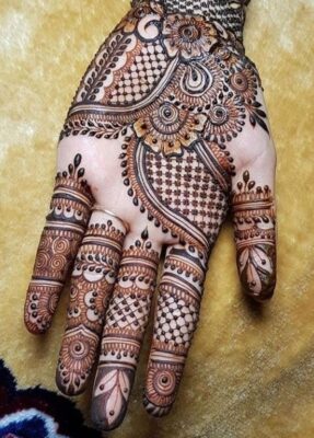 New Mehndi Design makes hands look graceful