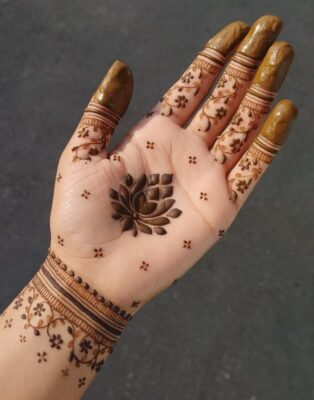 Royal Front Hand Mehndi Design gives a rich and elegant appearance