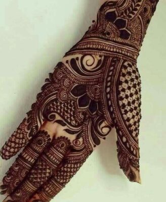 Royal Front Hand Mehndi Design is loved by brides and bridesmaids
