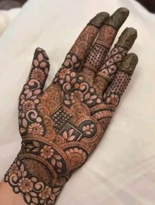 Royal Front Hand Mehndi Design is suitable for full palm decoration