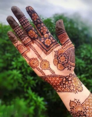 Royal Front Hand Mehndi Design is suitable for full palm decoration