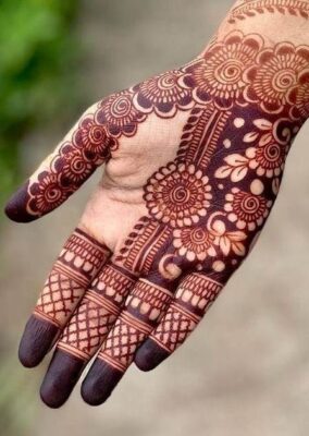 Royal Front Hand Mehndi Design looks balanced and attractive