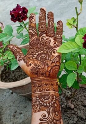 Royal Mehndi Design is trending during wedding season
