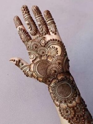 Royal Mehndi Design looks classy and sophisticated