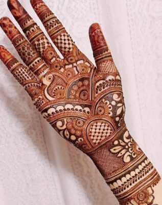 Royal Mehndi Design looks stunning with dark henna color